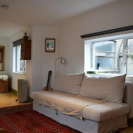 1 Bedroom Flat, Close To Centre *