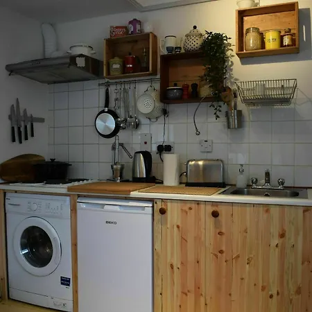 1 Bedroom Flat, Close To Centre *